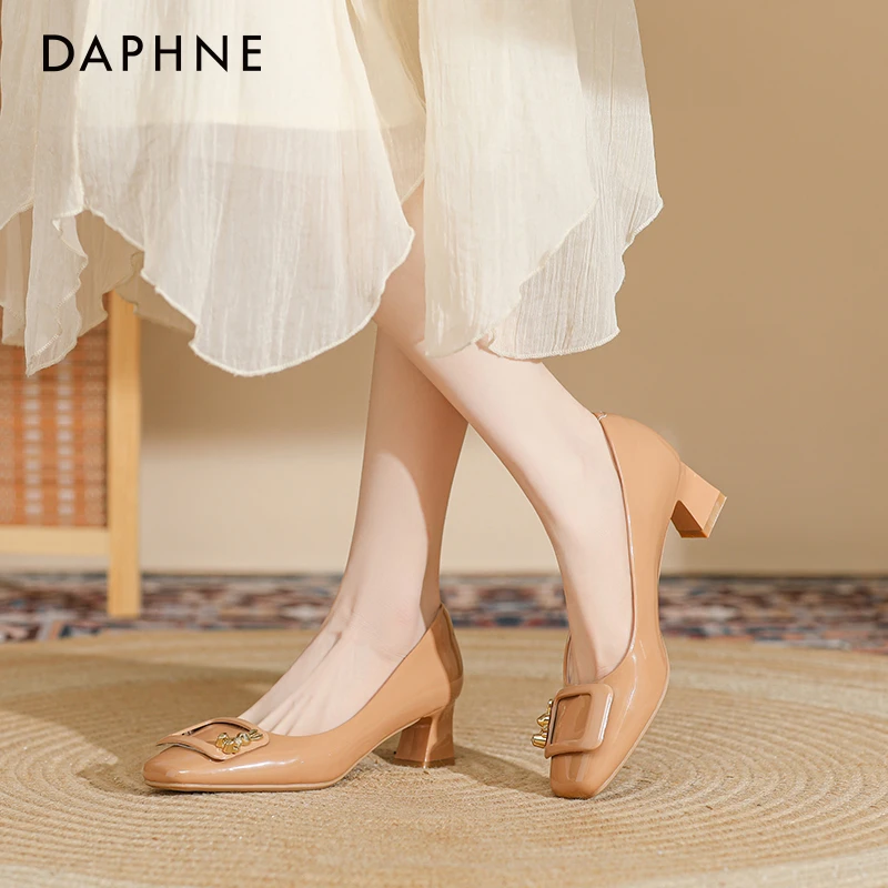达芙妮2025新款时尚百搭粗跟高跟鞋方扣漆皮温柔女鞋气质浅口单鞋