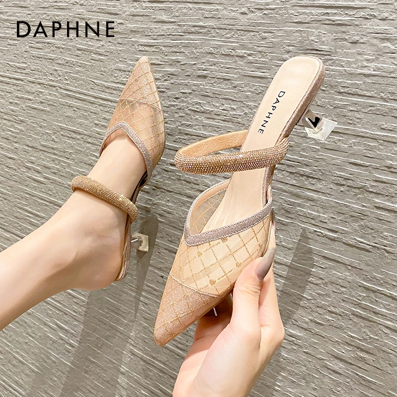 达芙妮2025新款一字带尖头凉拖鞋水钻气质细跟高跟鞋网纱凉鞋外穿
