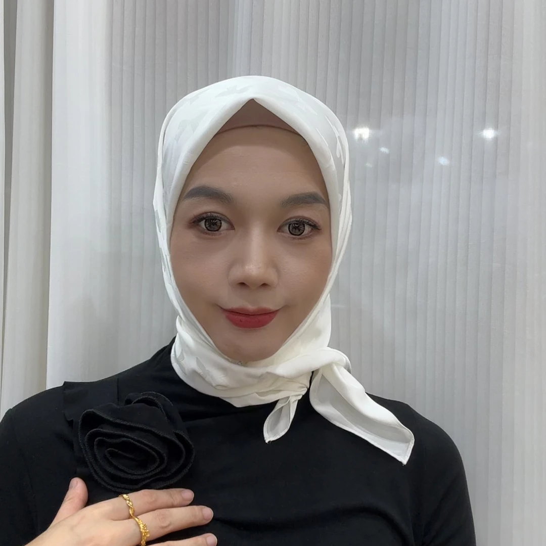 冰丝蝴蝶印花方巾春秋冬款时尚休闲百搭透气网红纯色女士纱巾