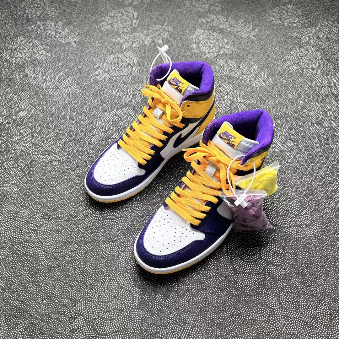 全新原盒！定制款 42码板鞋 AJ1 High 湖人配色 白紫黄