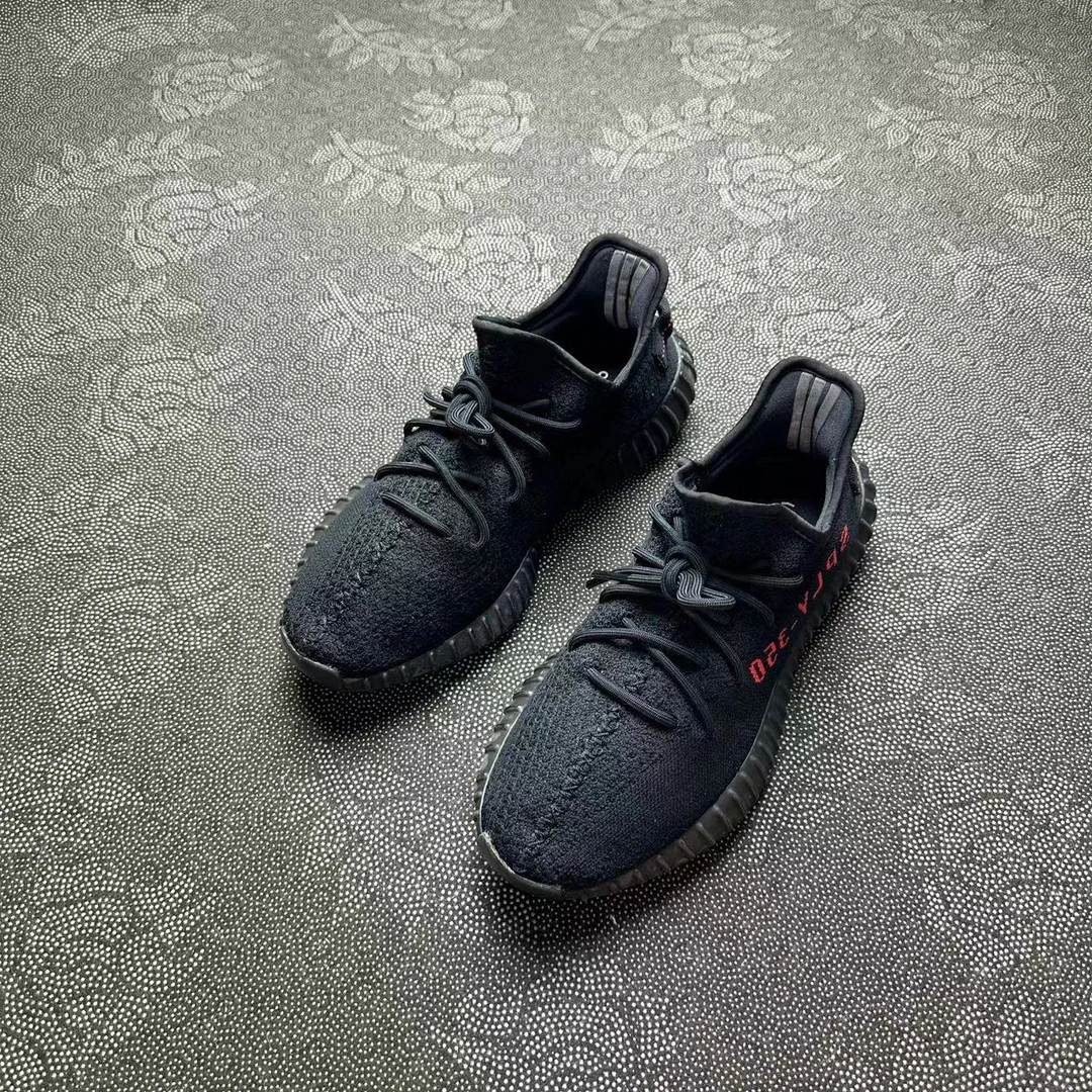 44码休闲鞋 adidas Yeezy350黑红字 95新无原盒 全新价2289