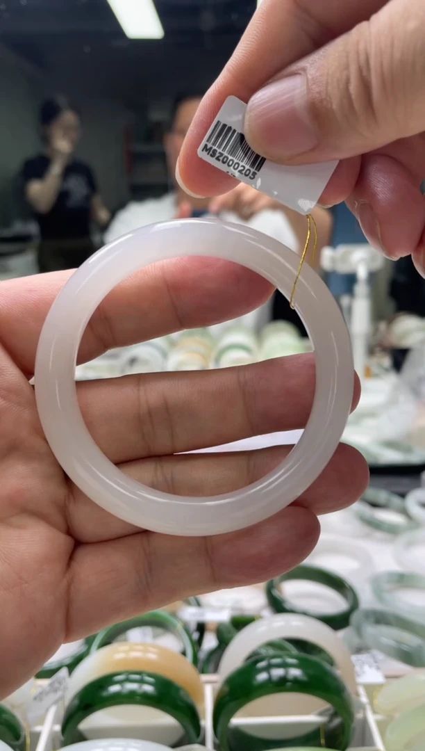 【闪购商品】和田玉手镯未镶嵌编码0205 圈口56