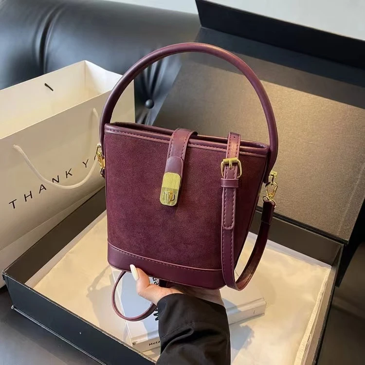 今年流行小包包女2024新款时尚女士斜挎包高级感肩包手提水桶包