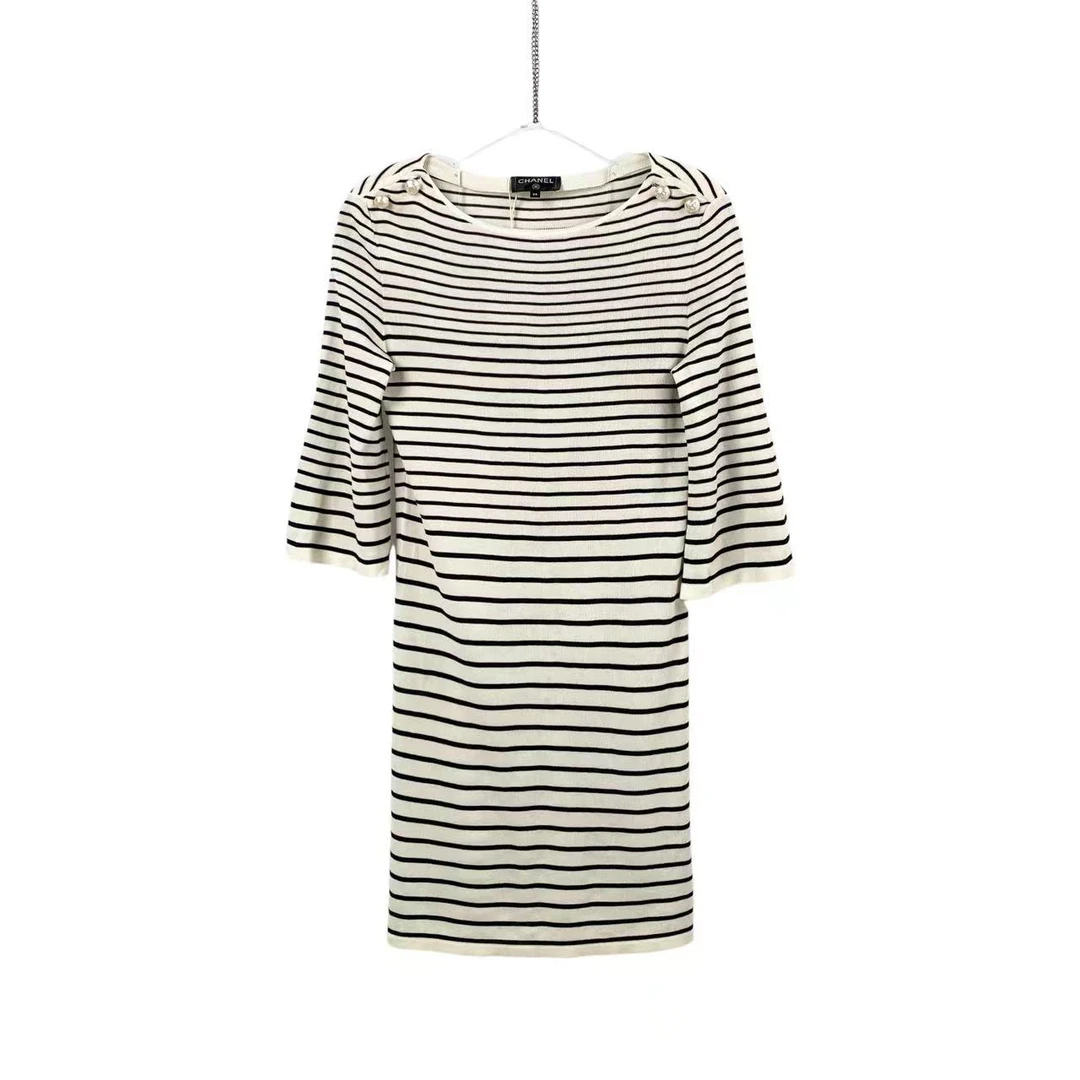 95新 Chanel/香奈儿  AA0320 珍珠扣条纹连衣裙 34码  95新