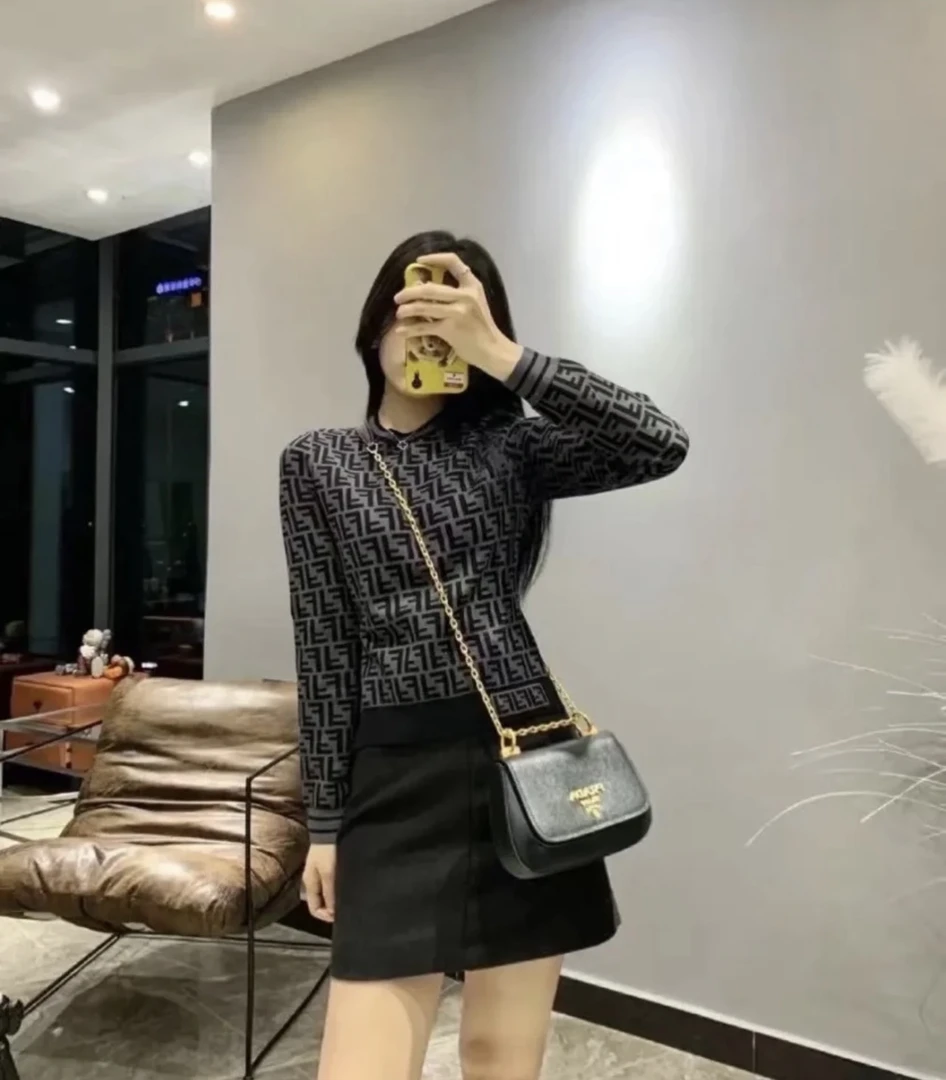 20517 Fendi 芬迪 经典满印针织长袖 42码 公价8900 无配件 95新