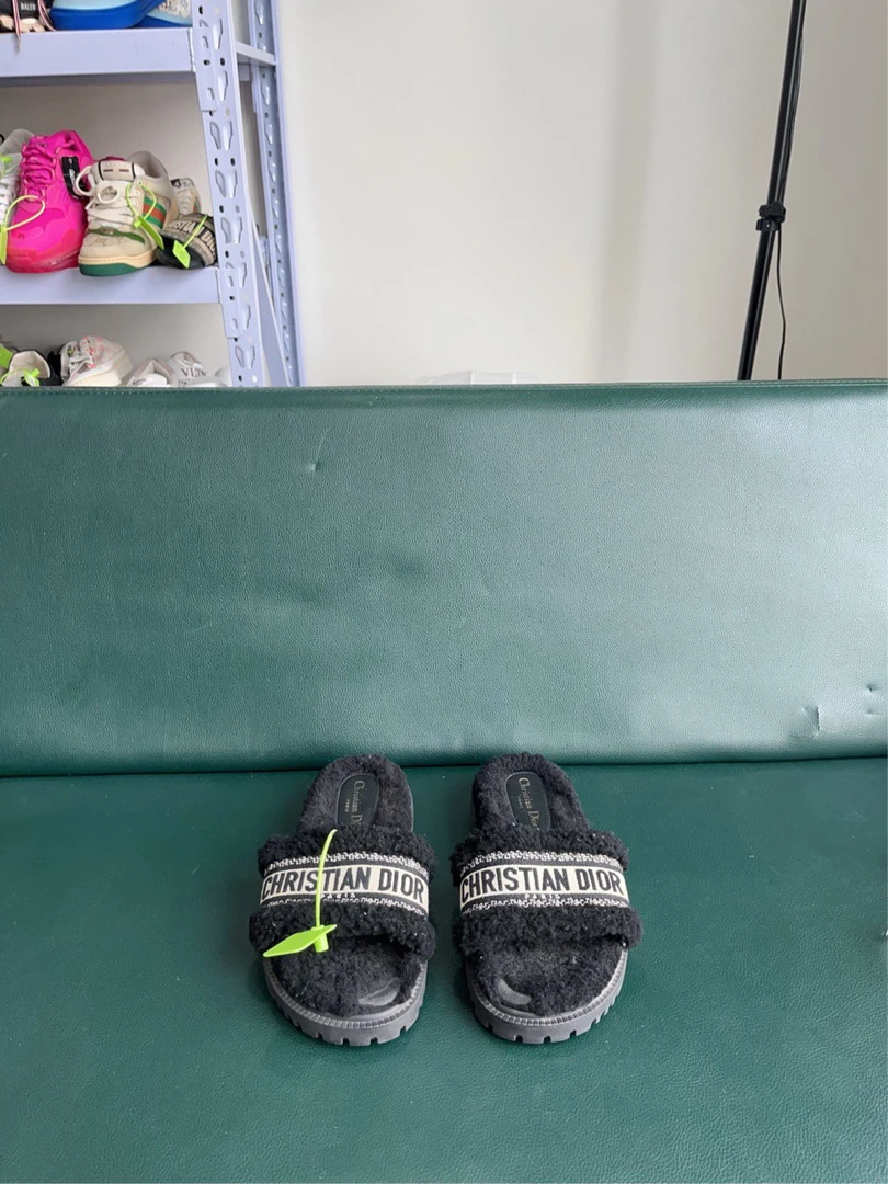 Dior泰迪标语毛拖  38码成色非常新 1399秒  编码d3575 r