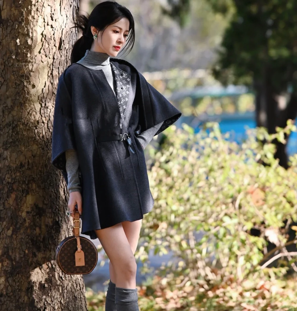 LouisVuitton/路易威登yf1050  内里老花羊绒斗篷大衣34码