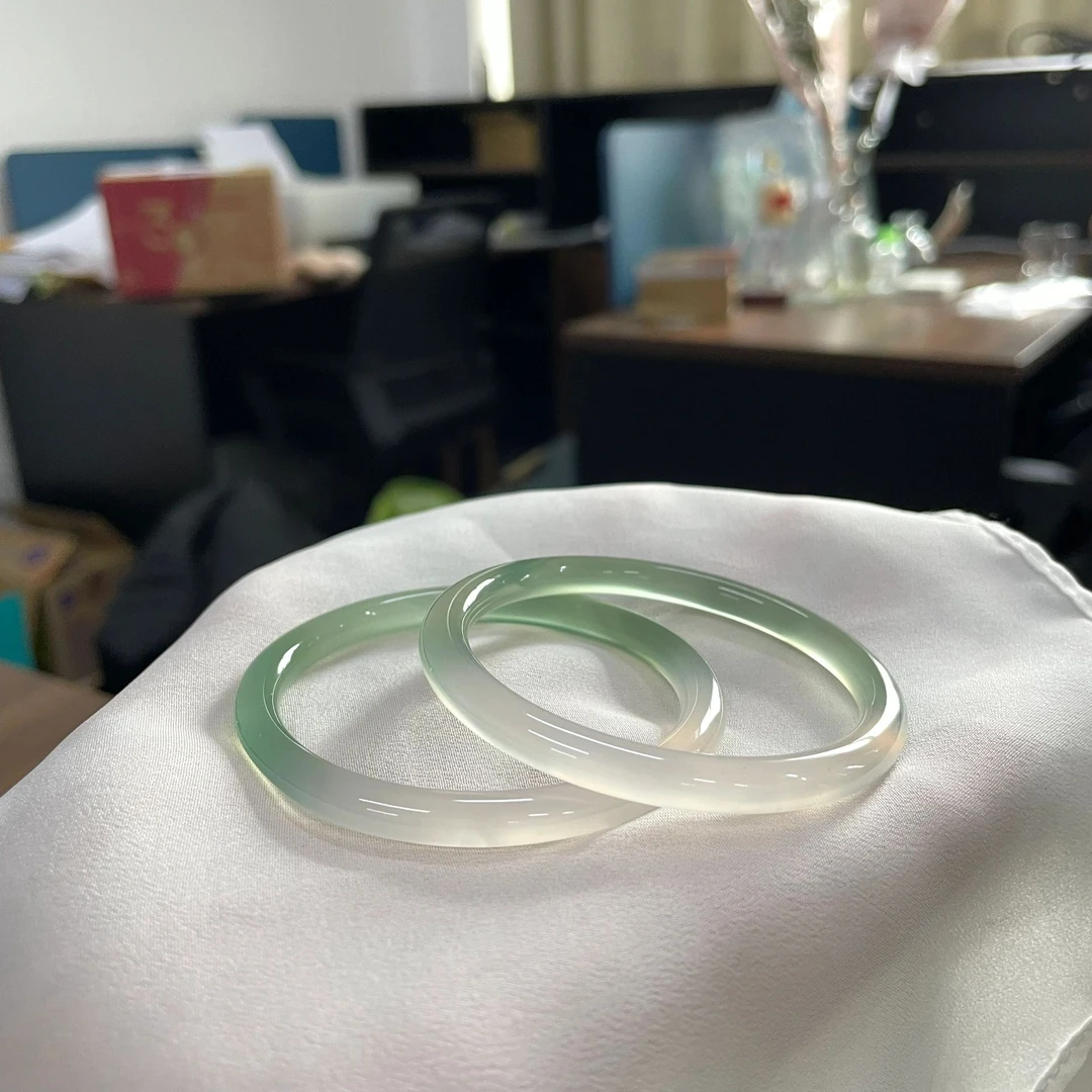 半山半水玛瑙手镯渐变透亮冰透镯子细圆条美人镯叮当镯女多样性发