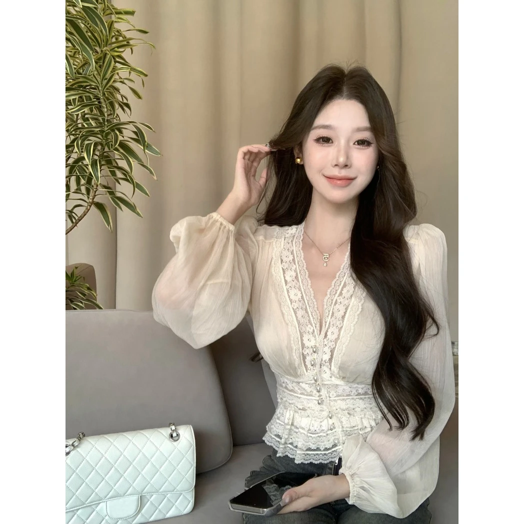 法式杏色v领长袖衬衫女秋季蕾丝拼接收腰衬衣设计感短款绝美上衣
