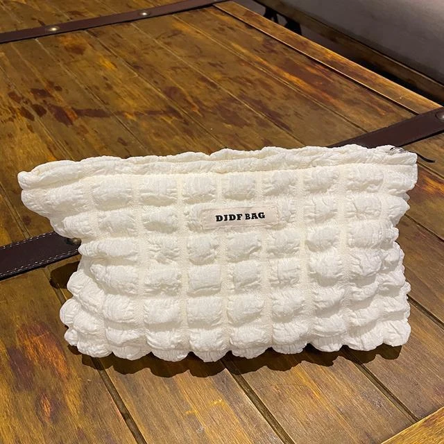 O222023新款化妆收纳包小便携式褶皱泡云朵化妆包水乳轻薄洗漱收