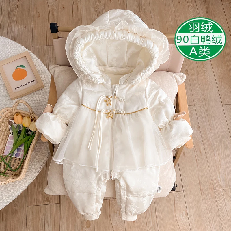 婴幼儿冬季新款女宝加厚国风盘扣连体衣新生儿加绒修身羽绒外出服