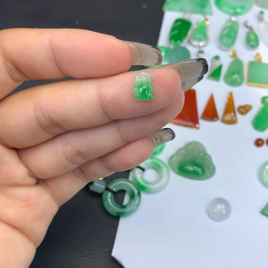 翡翠颈饰未镶嵌裸石小熊