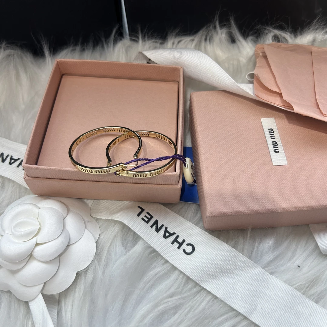 全新未使用 MIU MIU/缪缪 miumiu金色镂空logo大耳环（036未使用）