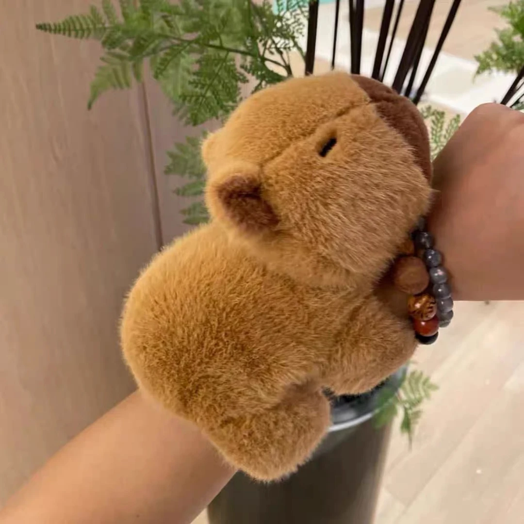 卡比吧啦趴在手上卡皮巴拉水豚玩偶公仔手腕啪啪圈毛绒玩具拍拍圈