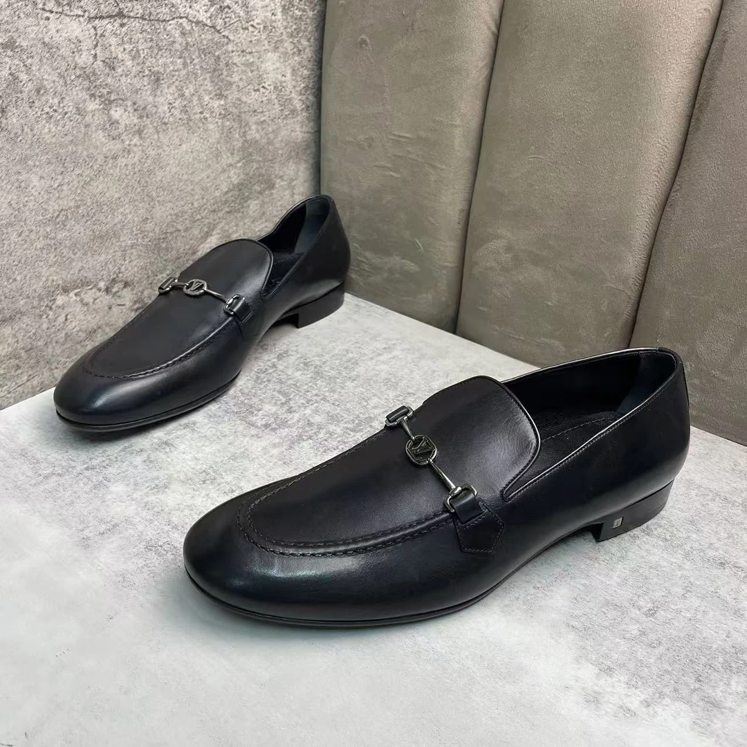 全新未使用 LouisVuitton/路易威登 黑色皮革黑扣舒适皮鞋/42码