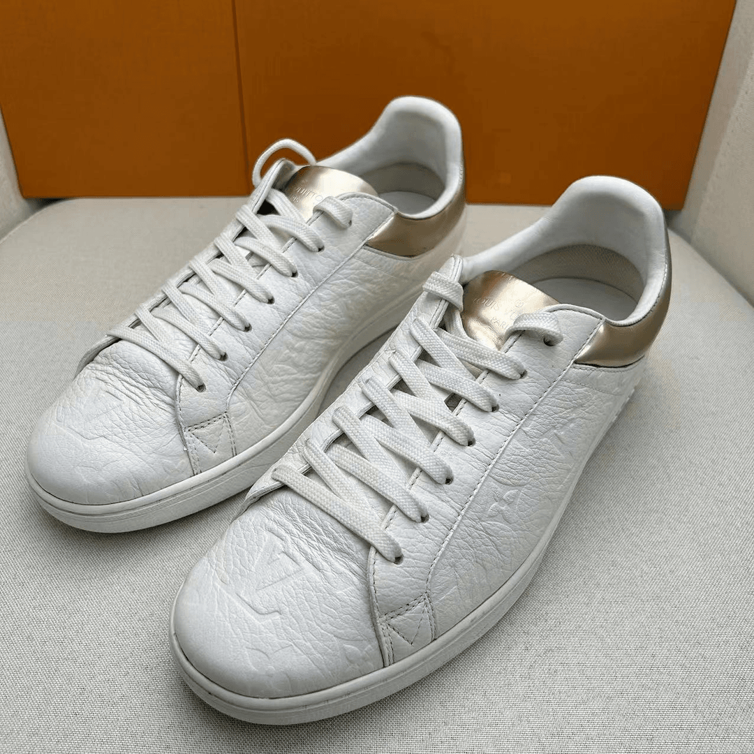 LouisVuitton/路易威登白色浮雕老花满印时尚休闲板鞋欧码40/95新