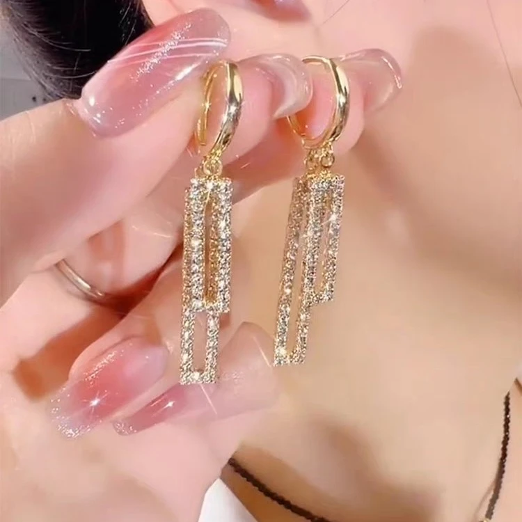 铜合金耳饰 时尚法式高级感气质耳环女 简约百搭耳饰镶钻超闪耳扣