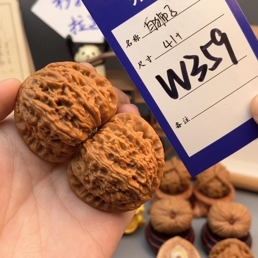 文玩核桃吊坠三角白