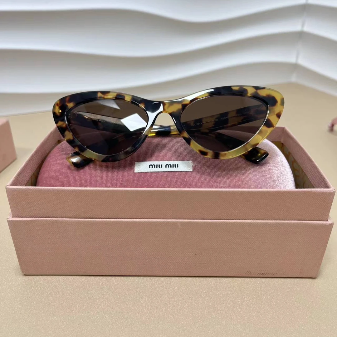 全新未使用 MIU MIU/缪缪 时尚女士墨镜奢侈经典