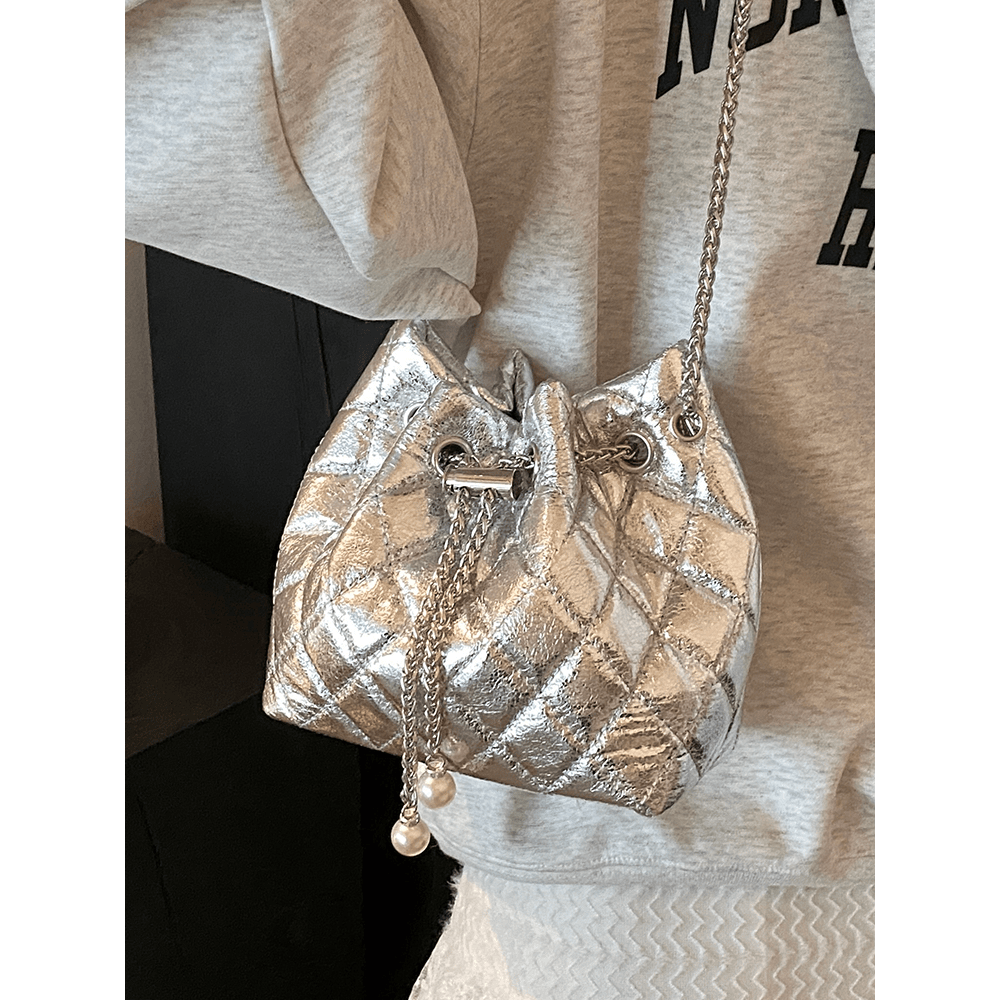 今年超火菱格水桶包女包2024新款夏天流行小众银色链条单肩斜挎包