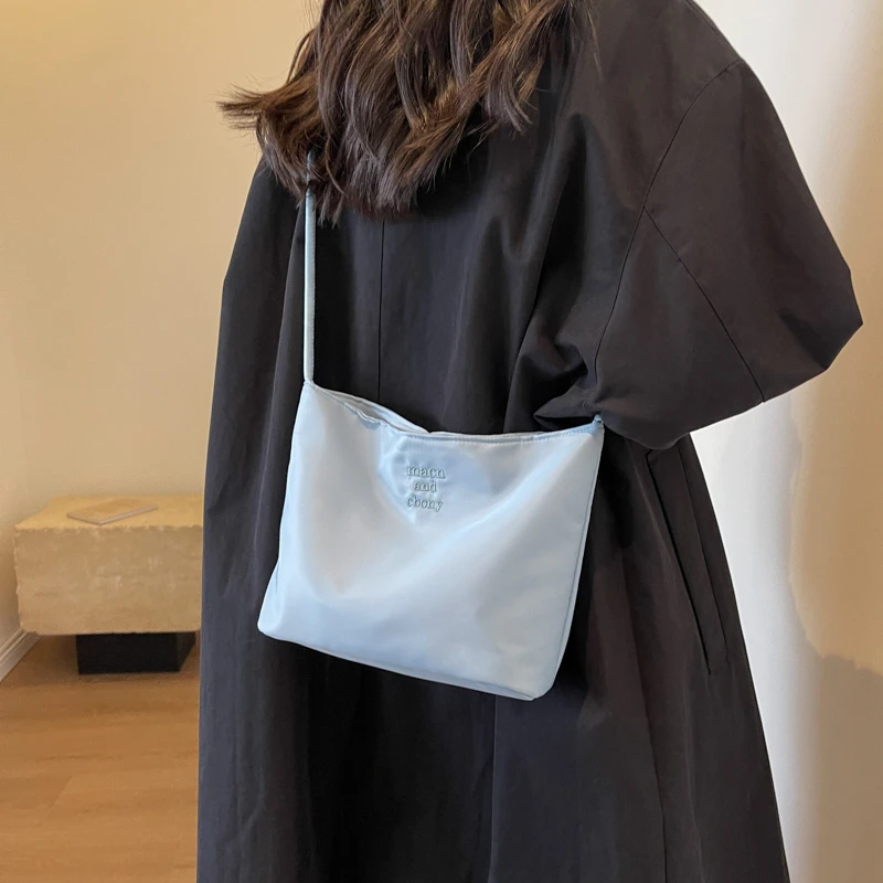 简约时尚尼龙布包包女2023夏季新款刺绣腋下包百搭单肩斜挎水桶包