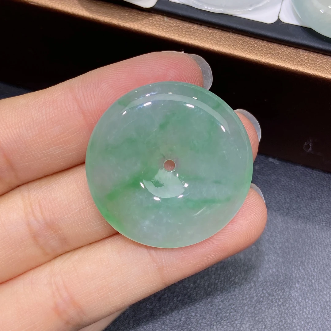 缅甸天然A货翡翠，飘金丝阳绿平安扣吊坠，精致时尚百搭L