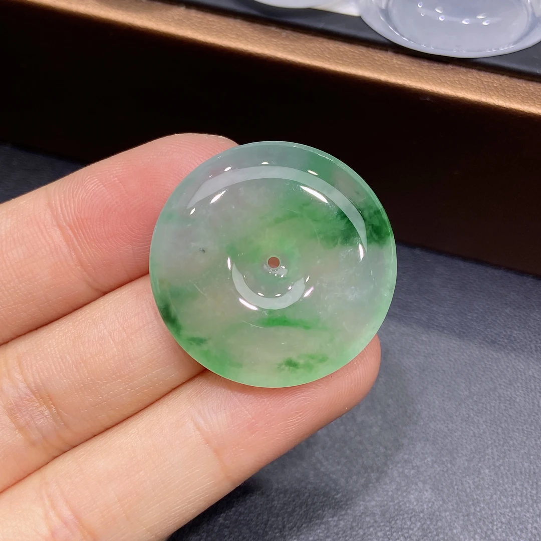 缅甸天然A货翡翠，冰种飘金丝绿，辣绿平安扣吊坠，精美时尚百搭L