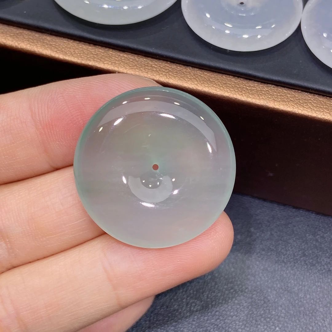 缅甸  天然A货翡翠，高冰晴绿，飘木那雪花棉平安扣吊坠时尚精美款R