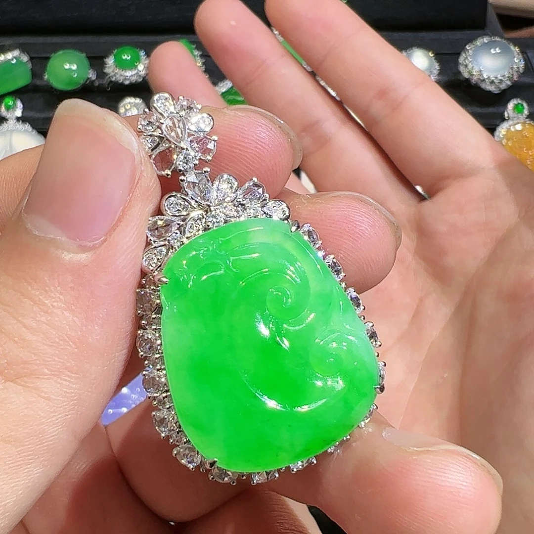 翡翠颈饰18K金镶嵌如意