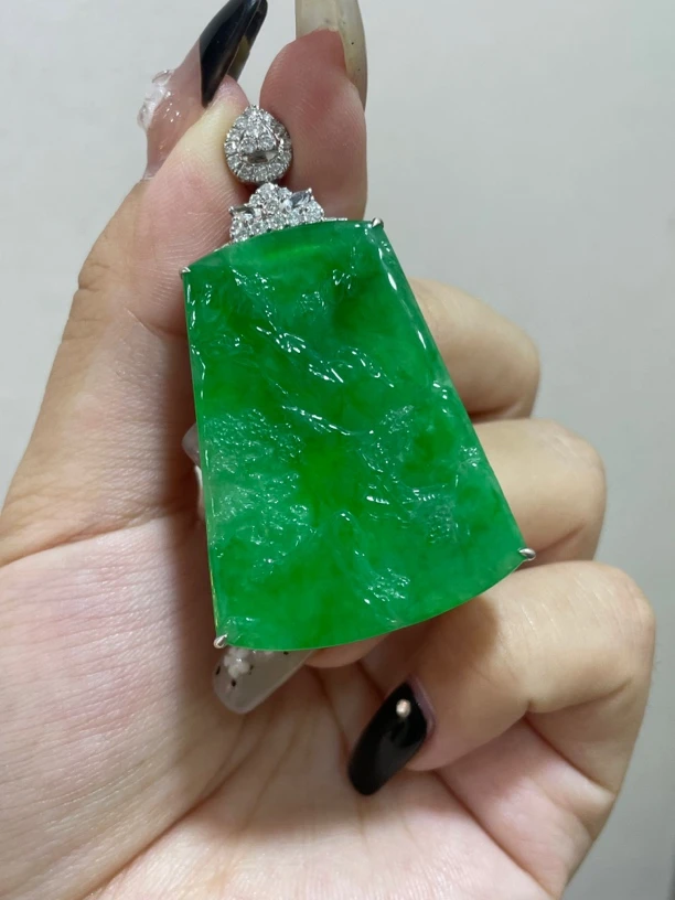 天然缅甸A货翡翠冰阳绿满色大山水牌吊坠18k金大气飘绿冰透素款