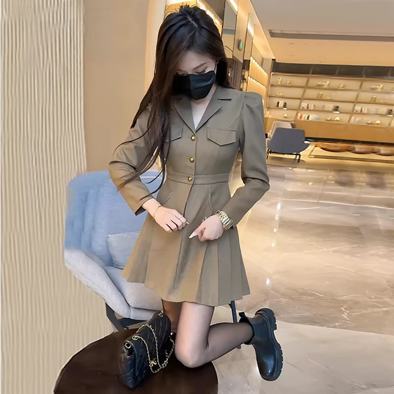 【密】法式轻奢高级感收腰性感连衣裙2025新款V领修身A字裙子6541