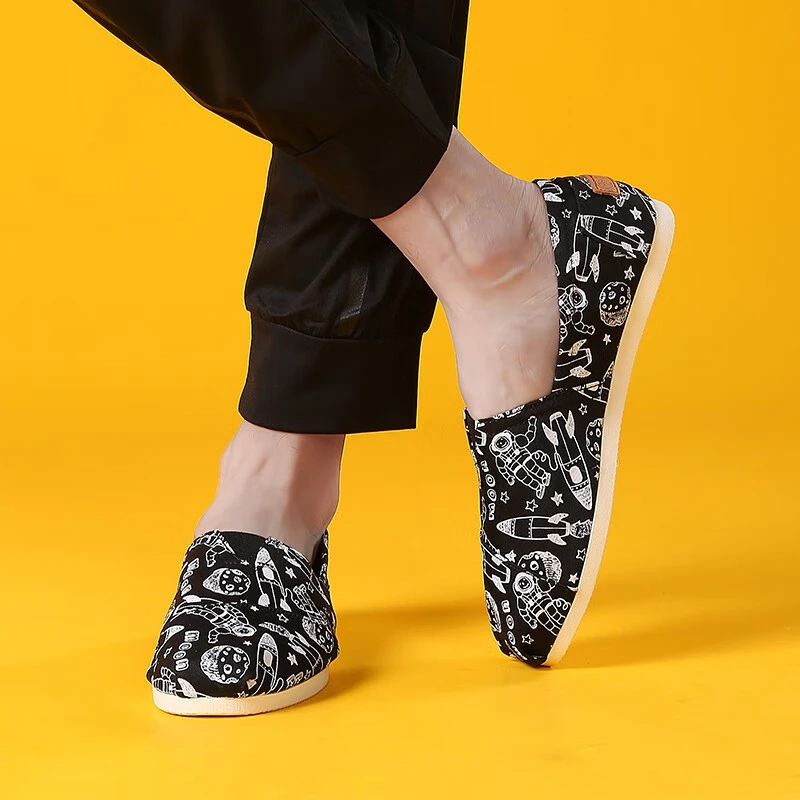 汤姆斯男鞋24新款一脚蹬平底印花帆布鞋男涂鸦懒人休闲百搭布鞋