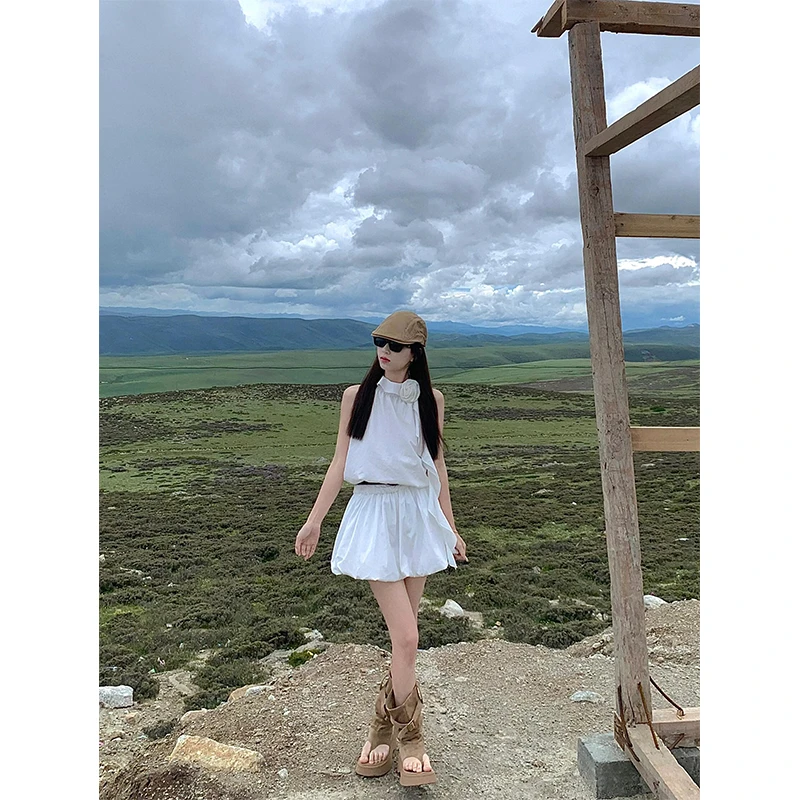 设计感小众立体花朵挂脖无袖连衣裙夏季新款法式洋气减龄度假短裙