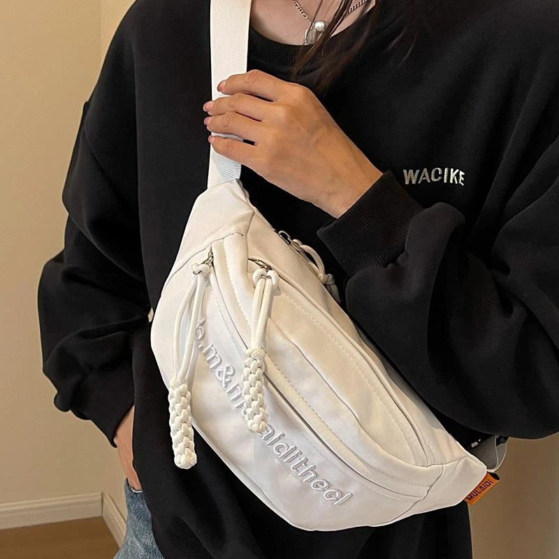 探屿新款网红斜挎胸包女休闲运动风单肩背包小众腰包饺子包包春夏