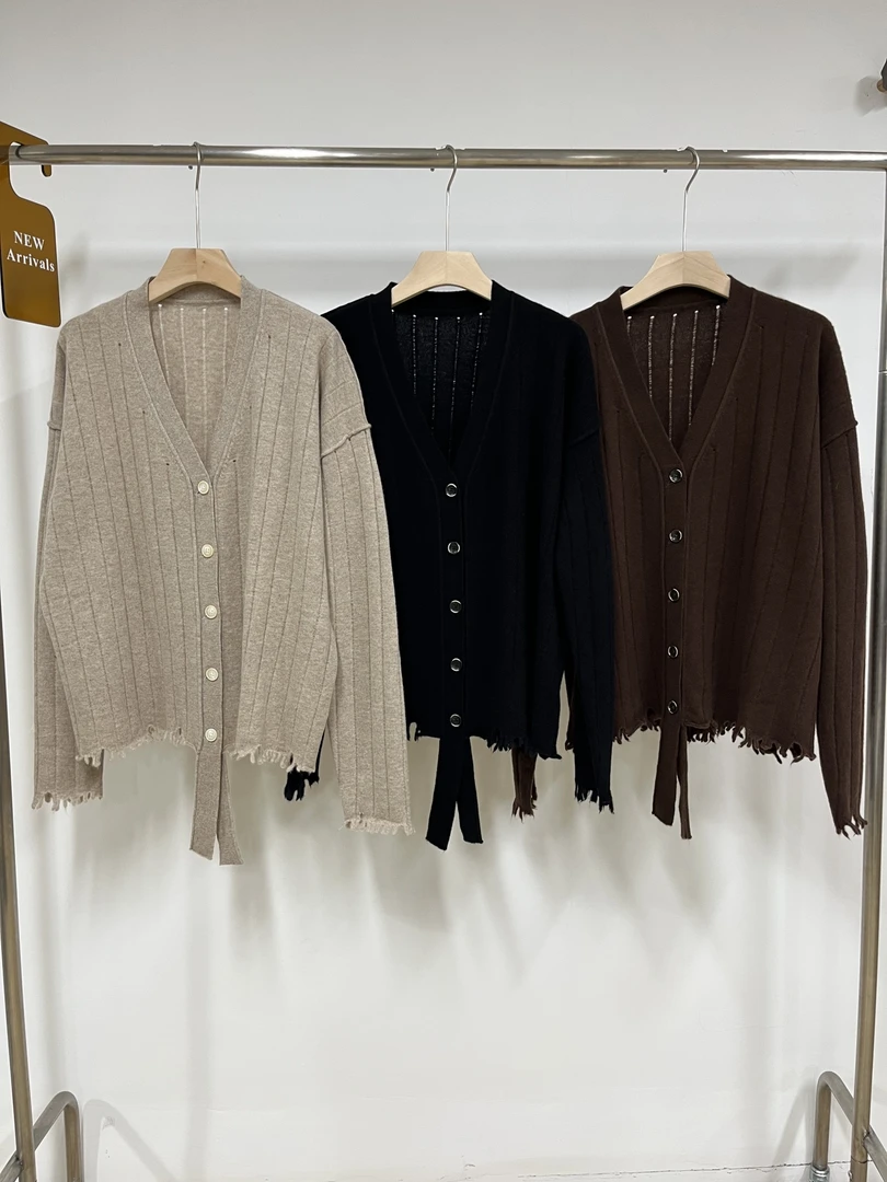 竖条纹长袖扣带毛衣