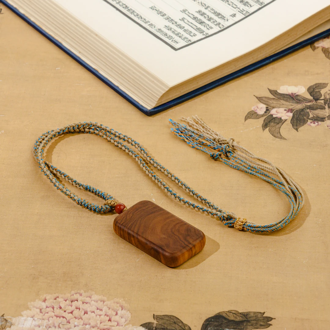 马漂亮珠贵妃【望安】老山檀黑肉横纹手编绳无事牌脖链SDLS3661