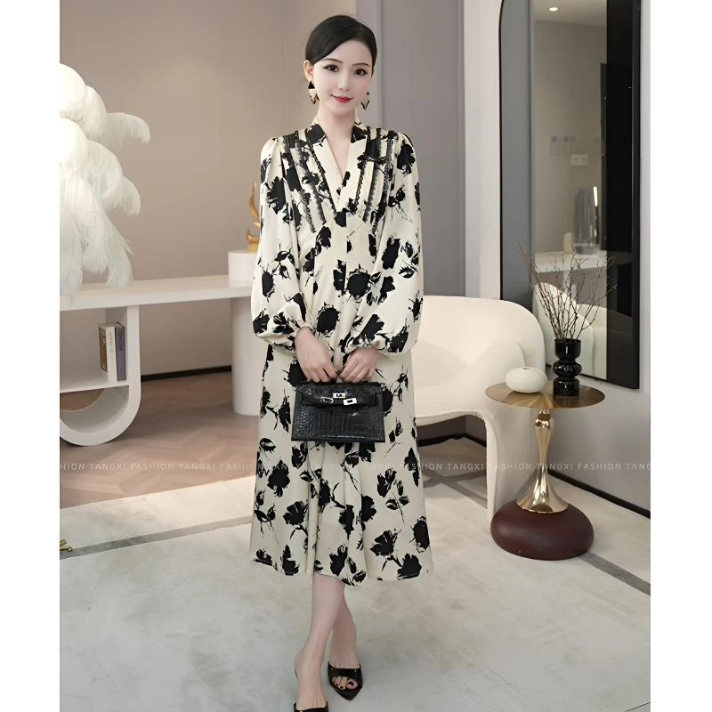 现货2025反季新款【TX-1638】气质褶皱V领灯笼袖设计感显瘦连衣裙