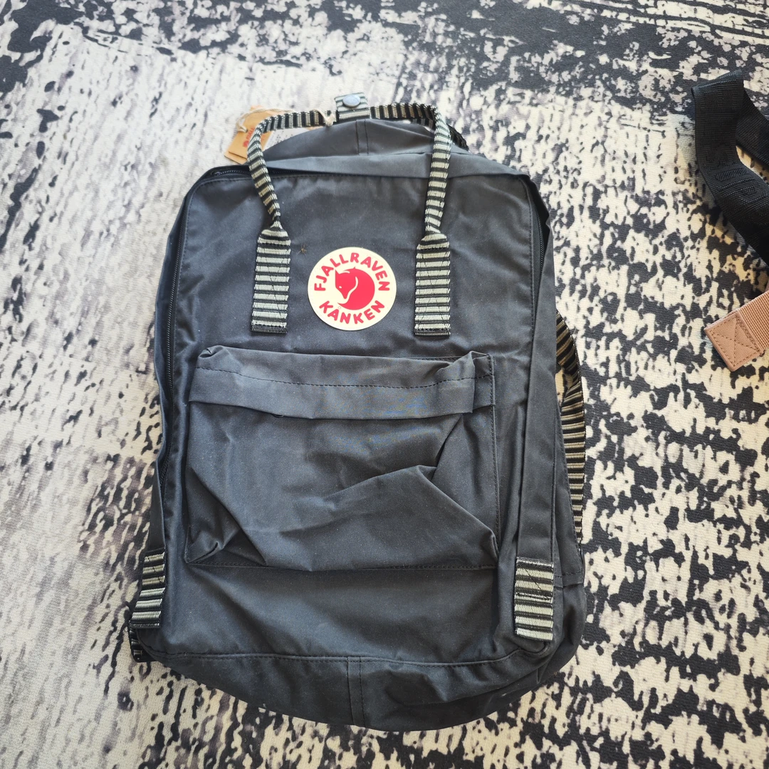 【山哥AL】FJALLRAVEN KANKEN 北极狐双肩包 16L 550/901 黑色/条纹