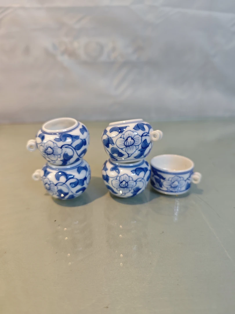 红子小黑白大金黄杯子青花勾莲花杯高3.1肚直径4.1口内直径2.3