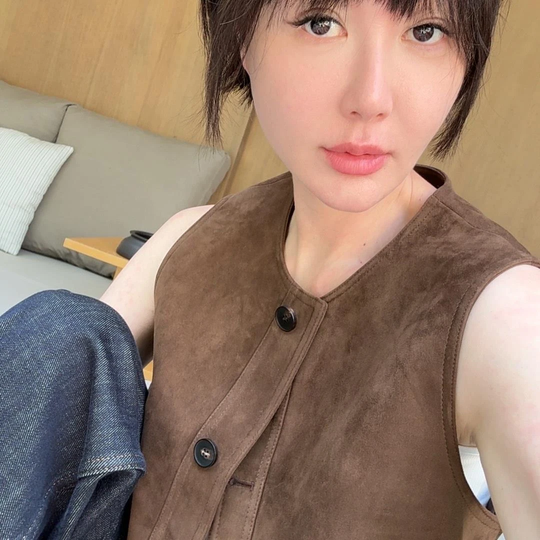 KOKO WANG早秋极简羊皮混血复古高级无袖上衣马夹424854I01W41