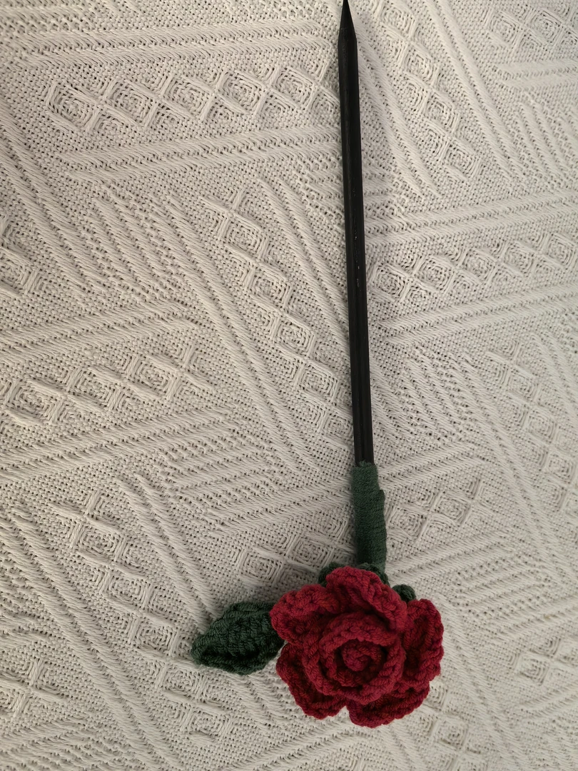 手工钩织单朵玫瑰花发簪。