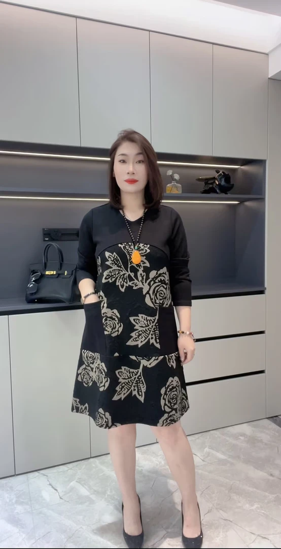 春季新款V领玫瑰花拼接连衣裙