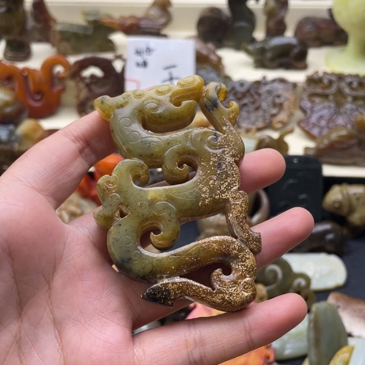 蛇纹石玉颈饰未镶嵌