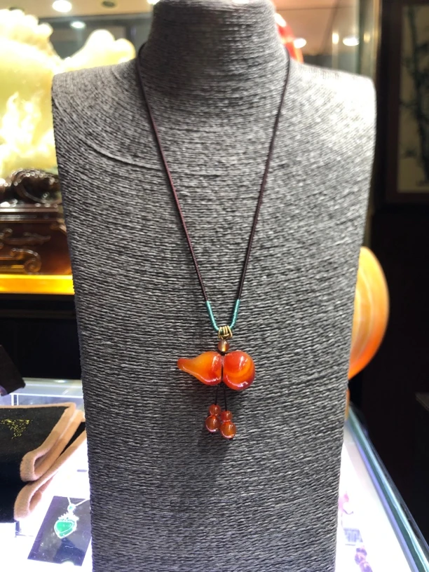 这是一款天然俏色切割精雕葫芦附带证书