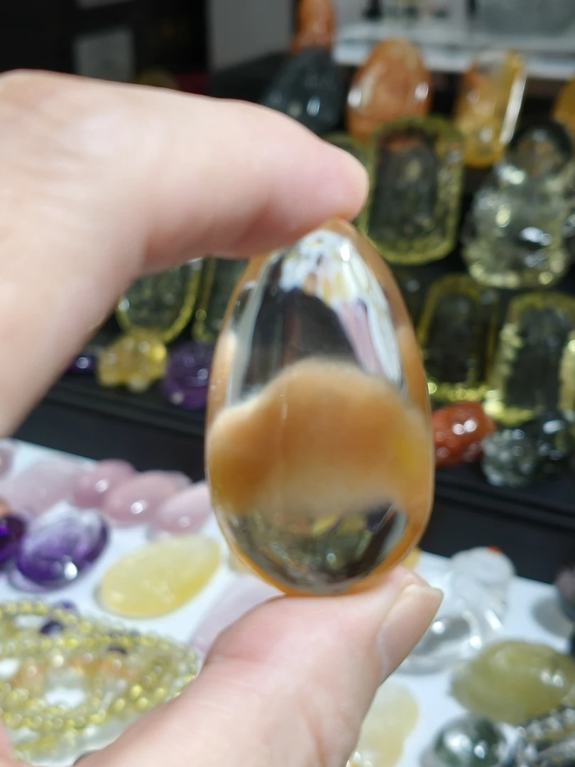 天然水晶随型吊坠。