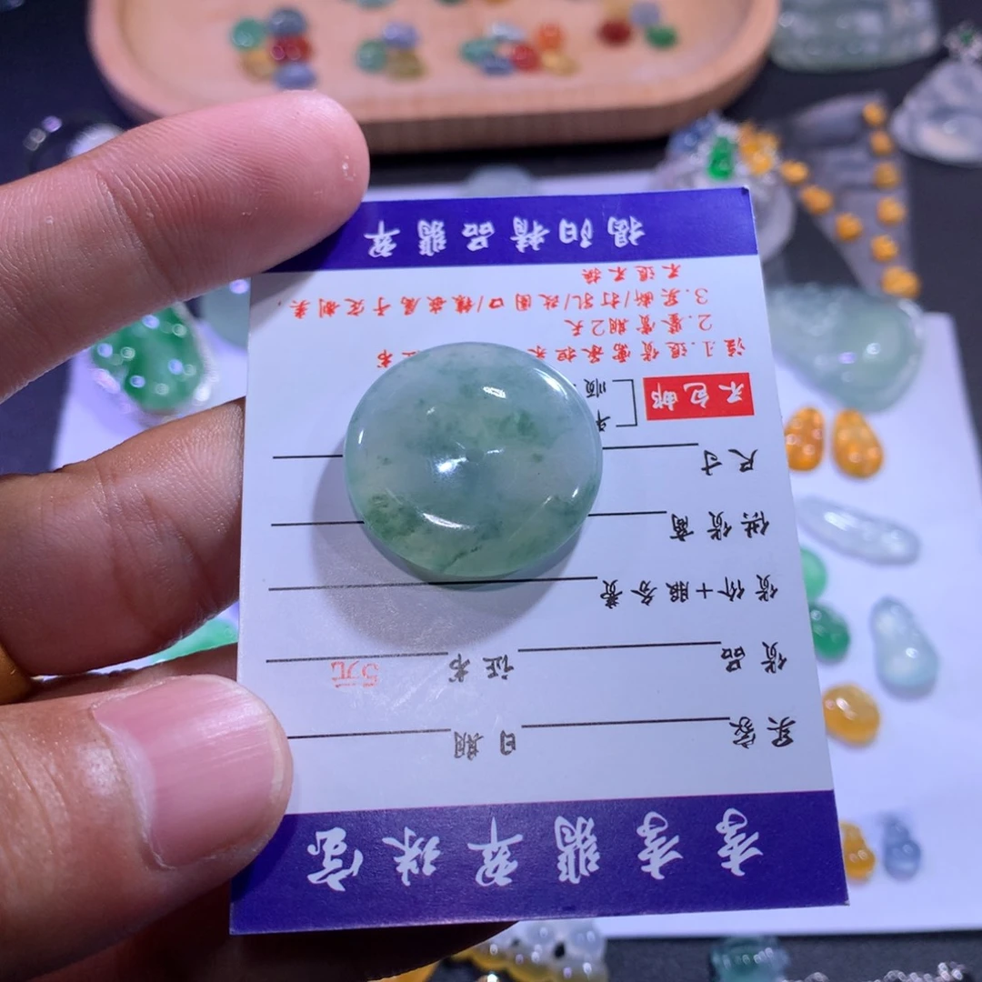 翡翠颈饰未镶嵌扣子