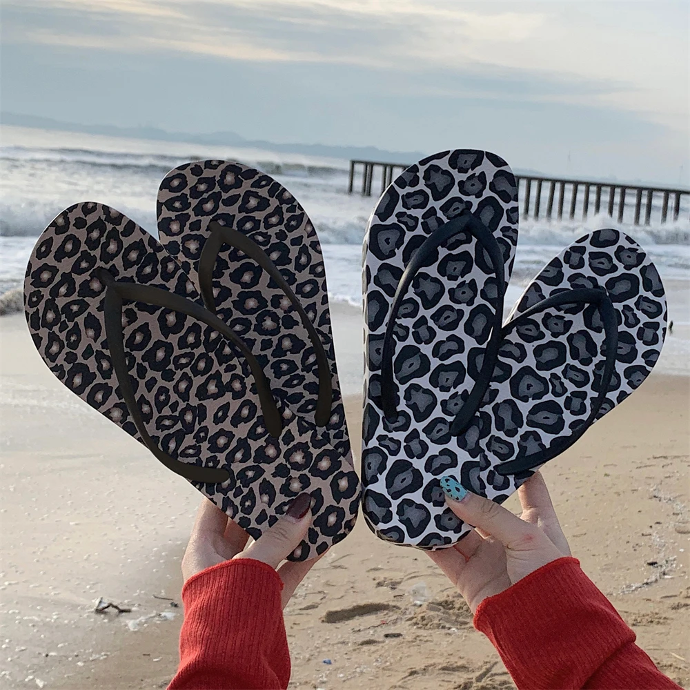 细细条 夏季ins沙滩度假人字拖女时尚豹纹外穿夹脚洗澡学生凉拖鞋