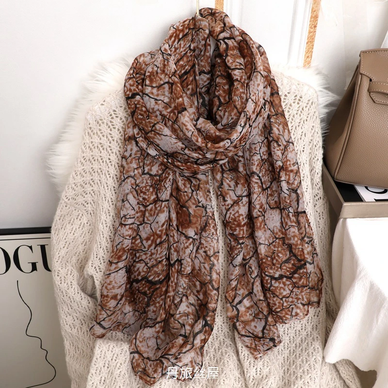 秋冬时尚新款巴厘纱丝巾柔软棉感纱巾休闲薄款围巾防晒保暖披肩女