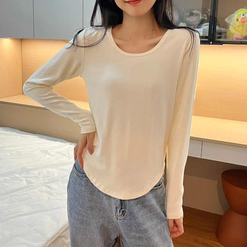 高级感气质圆领休闲长袖t恤女秋季纯欲辣妹弧形下摆显瘦米白上衣