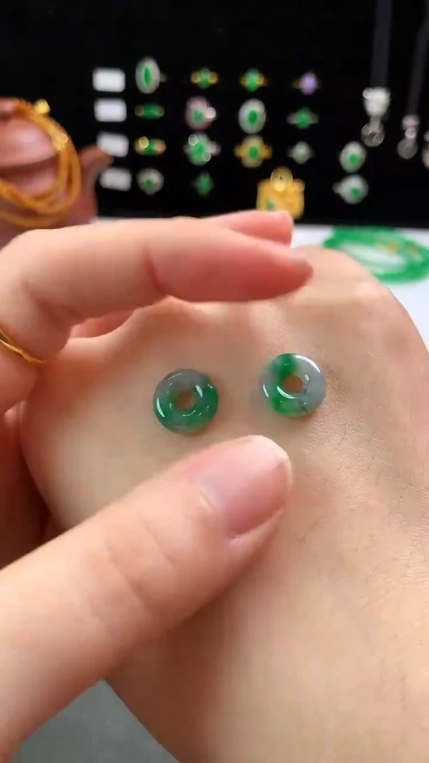 【闪购商品】翡翠耳饰未镶嵌有瑕